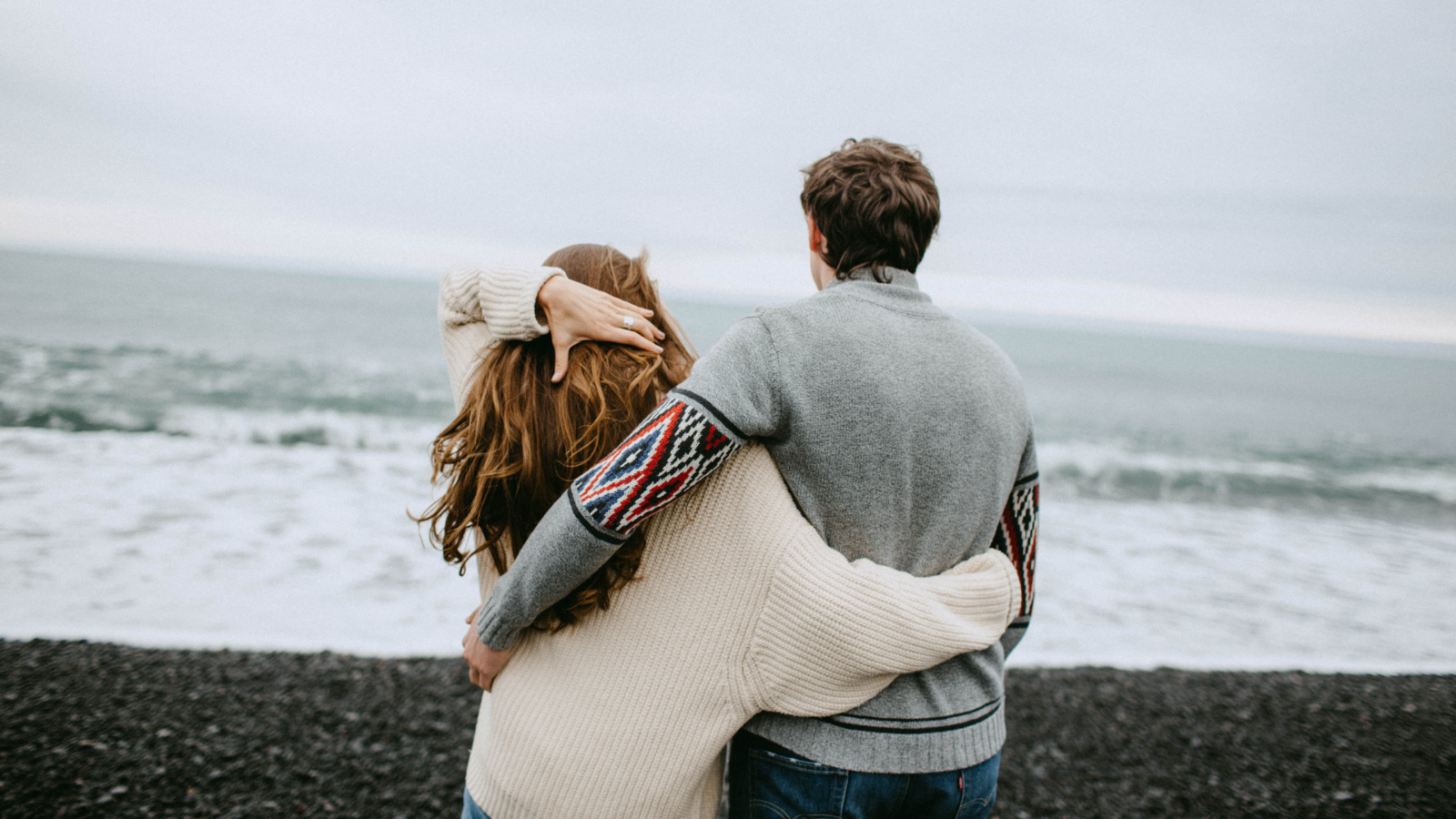 10 Red & Green Flags To Look For While Dating